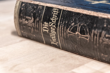 Buchrücken einer antiken Lutherbibel zeigt die evangelische Kirche und Übersetzung von Martin...