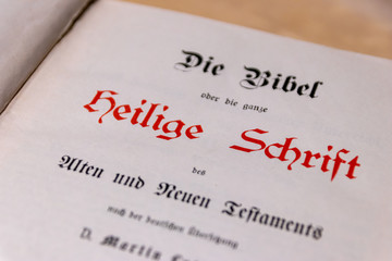 Alter Text einer antiken Lutherbibel zeigt die evangelische Kirche und Übersetzung von Martin Luther mit einer verzierten Ausgabe der Bibel von 1914 Heilige Schrift Altes Testtament Neues Testament