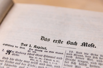 Alter Text einer antiken Lutherbibel zeigt die evangelische Kirche und Übersetzung von Martin...
