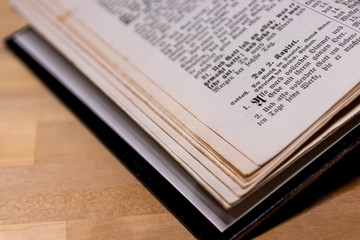 Alter Text einer antiken Lutherbibel zeigt die evangelische Kirche und Übersetzung von Martin Luther mit einer verzierten Ausgabe der Bibel von 1914