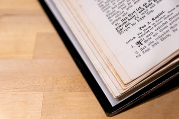 Alter Text einer antiken Lutherbibel zeigt die evangelische Kirche und Übersetzung von Martin...