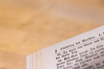 Alter Text einer antiken Lutherbibel zeigt die evangelische Kirche und Übersetzung von Martin...