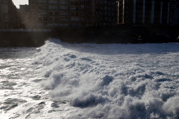 Fototapeta na wymiar Wave breaking in the shore of San Sebastian