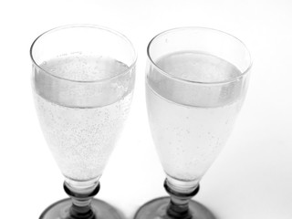 Bicchieri a calice ripieni di vino frizzaante italiano