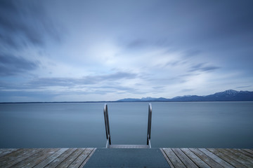 Badeleiter in den Chiemsee mit Bergblick