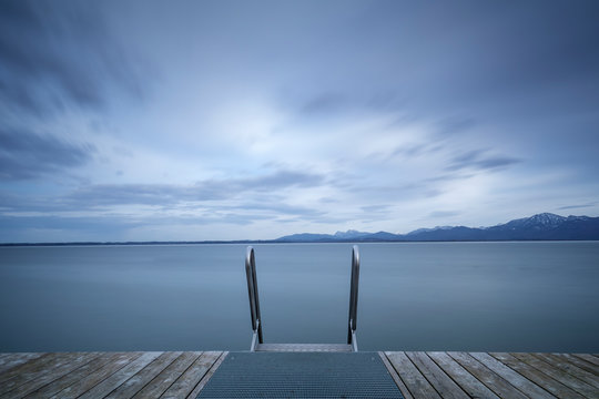 Badeleiter in den Chiemsee mit Bergblick