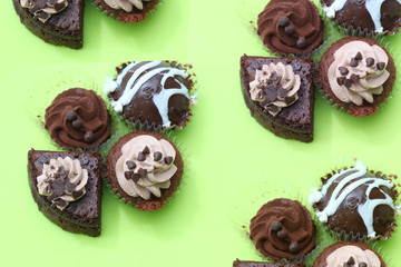 緑バックのチョコケーキ