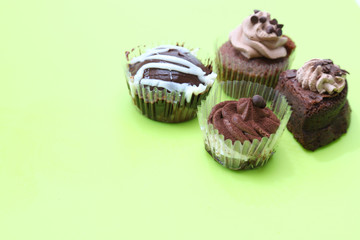 緑バックのチョコケーキ