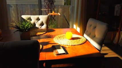 La lumière du soleil dans le salon rétro d'une résidence 