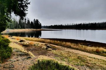 Stausee in kalter Atmosphäre 