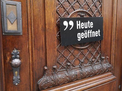 schild heute ge&ouml;ffnet an einem museum in wien