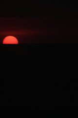 atardecer Puesta de sol gigante en atardecer oscuro 