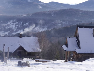chata,schronisko turystyczne w beskidzie żywieckim w zimowym krajobrazie