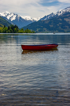 Boot auf dem Zeller See mit Blick auf das Kitzsteinhorn