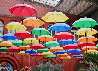 Fototapeta na wymiar Viele aufgespannte Regenschirme
