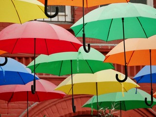 Viele Regenschirme bunt