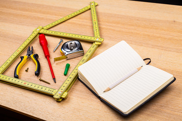 Illustration de bricolage à la maison avec carnet de notes