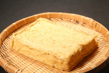 ザルの上の厚揚げ