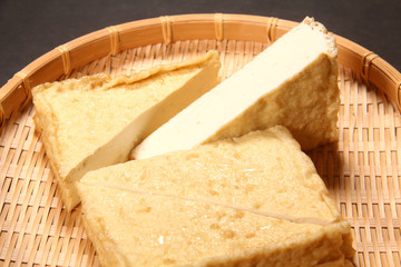 ザルの上の厚揚げ