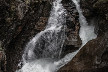 Reißende Wassermassen an einem Wasserfall in einer Schlucht