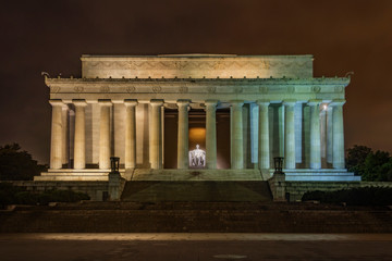 Obraz premium The Lincoln Memorial on a cloudy night in Washington D.C.