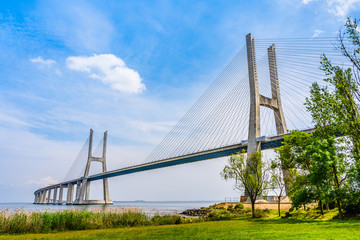 Vasco da Gama-Brücke, eine Schrägseilbrücke, flankiert von Viadukten und Aussichtspunkten, die den Tejo in Lissabon, Portugal, überspannt?