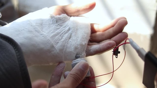 Cutting hand plastered cast with a self made electronic motor at home