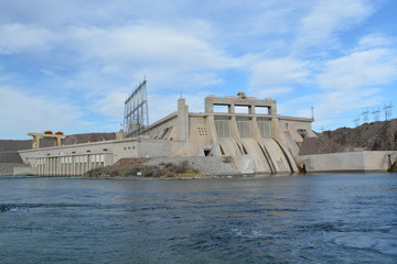 Fototapeta na wymiar Davis Dam Hydroelectric Power Plant on the Arizona side of the Colorado River