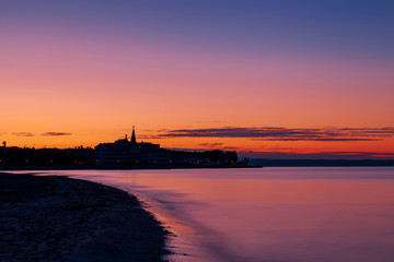 Alba sulla citt&agrave; di Grado vista dalla laguna. Provincia di Gorizia, Friuli Venezia Giulia, Italia, con cielo e mare colorato.