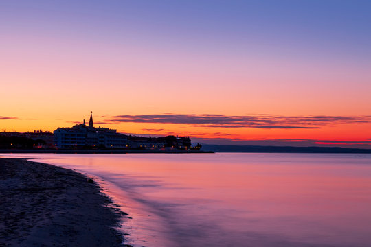 Alba sulla citt&agrave; di Grado vista dalla laguna. Provincia di Gorizia, Friuli Venezia Giulia, Italia, con cielo e mare colorato.
