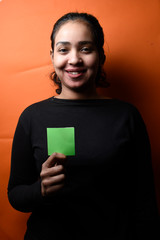 Naklejka premium beautiful Middle Eastern girl hold note paper