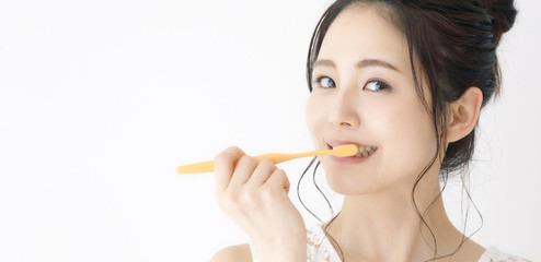 歯磨きする女性