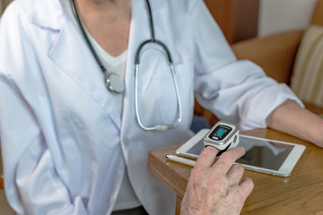 Oximeter, Sauerstoffsättigung wird gemessen