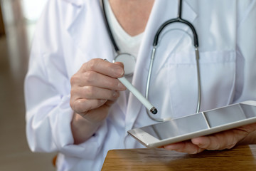 Ärztin zeigt auf ein Tablet