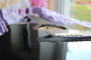  The guitar lies on the bed