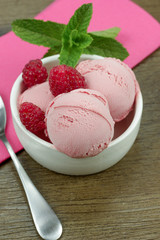 boules de glace à la framboise dans un plat