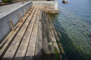 日本の岡山県玉野市宇野港で見た海に向かう古い石階段