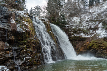 雪解け水が流れる滝