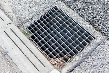 道路脇の側溝の蓋　