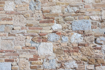 mur pierres et briques