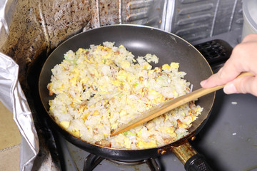 炒飯を作る