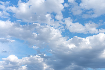 Naklejka premium White cumulus clouds against the background against blue on a blue background.