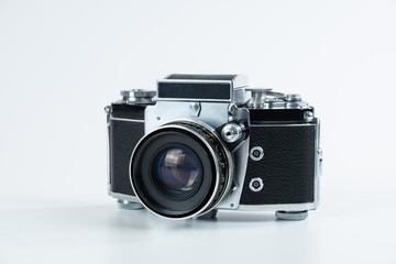 Historische deutsche Spiegelreflex-Kamera (freigestellt, weißer Hintergrund) 