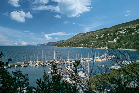 Grignano e il golfo di Trieste sul mare Adriatico con il porto in una bella giornata