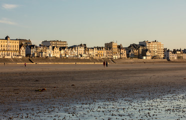 Fototapeta premium Beach in the evening sun and buildings along the seafront promenade in Saint Malo. Brittany, France