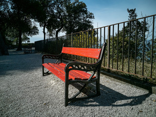 Panchina rossa in un parco significati e valori umani nell'arredo urbano di un parco pubblico, vernice rossa