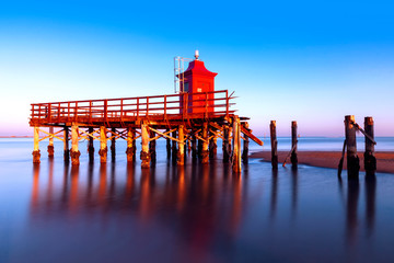 Faro rosso sul mare a lignano sabbiadoro provincia di udine. Friuli.
