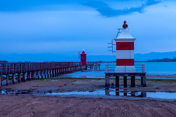 Faro rosso a Lignano Sabbiadoro. Punta faro beach. Fotografia notturna.
