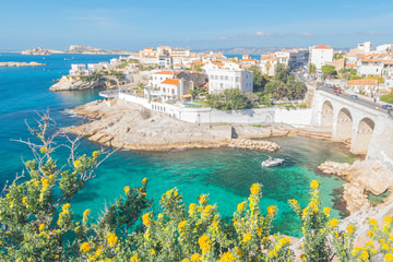 Marseille, France, la corniche. Vue sur l'anse de la Fausse-Monnaie, presqu’île de Malmousque avec château d'if dans le fond. © ODIN Daniel