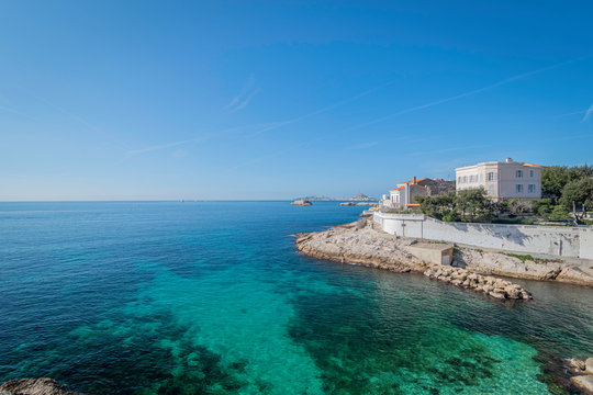 Marseille, France, la corniche. Vue sur l'anse de la Fausse-Monnaie, presqu&rsquo;&icirc;le de Malmousque avec ch&acirc;teau d'if dans le fond.